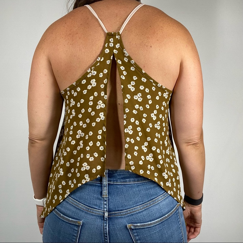 Gimmicks by BKE Floral Open Back Tank Top Medium - Picture 2 of 8